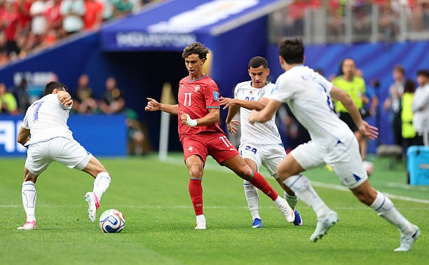 Joao Felix (7.1 điểm): Lựa chọn vị trí thông minh trong vai trò tiền đạo lệch trái và tích cực tham gia vào quá trình dàn xếp tấn công cùng các vệ tinh xung quanh. Dù vậy, thước ngắm trong những pha dứt điểm của tiền đạo này lại thiếu đi sự chuẩn xác cần thiết.