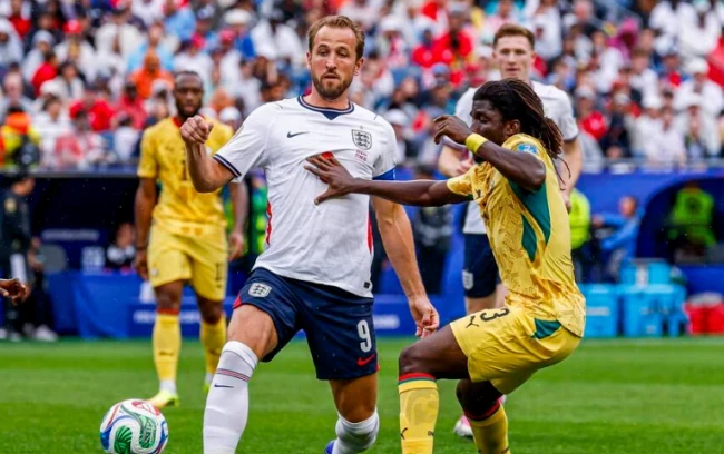 Kane bị hàng thủ Ghana phong tỏa.