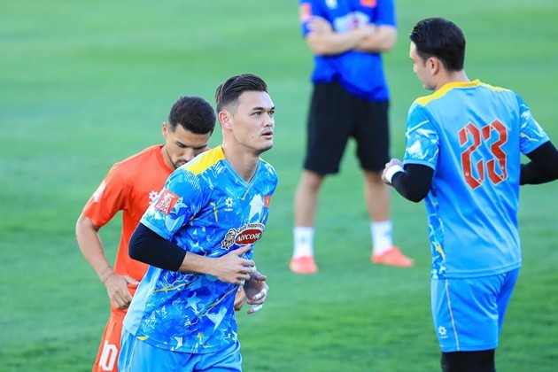 Patrik Lê Giang trên sân tập cùng các đồng đội.