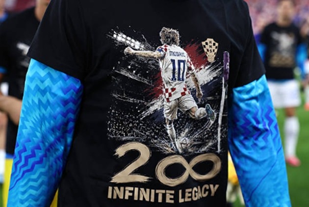 Ở tuổi 40, cựu tiền vệ Real Madrid tiếp tục sắm vai nhạc trưởng, giúp Croatia kiểm soát tuyến giữa và áp đặt thế trận.