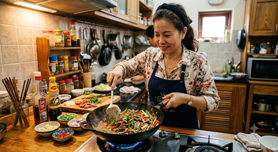 Nếu bạn xào thịt bò trên lửa nhỏ, quá trình này diễn ra chậm, nước bên trong sẽ từ từ thoát ra khiến miếng thịt bị luộc trong chính dịch của nó. Kết quả là miếng thịt bò mất độ ẩm, trở nên dai, khô và bã.

