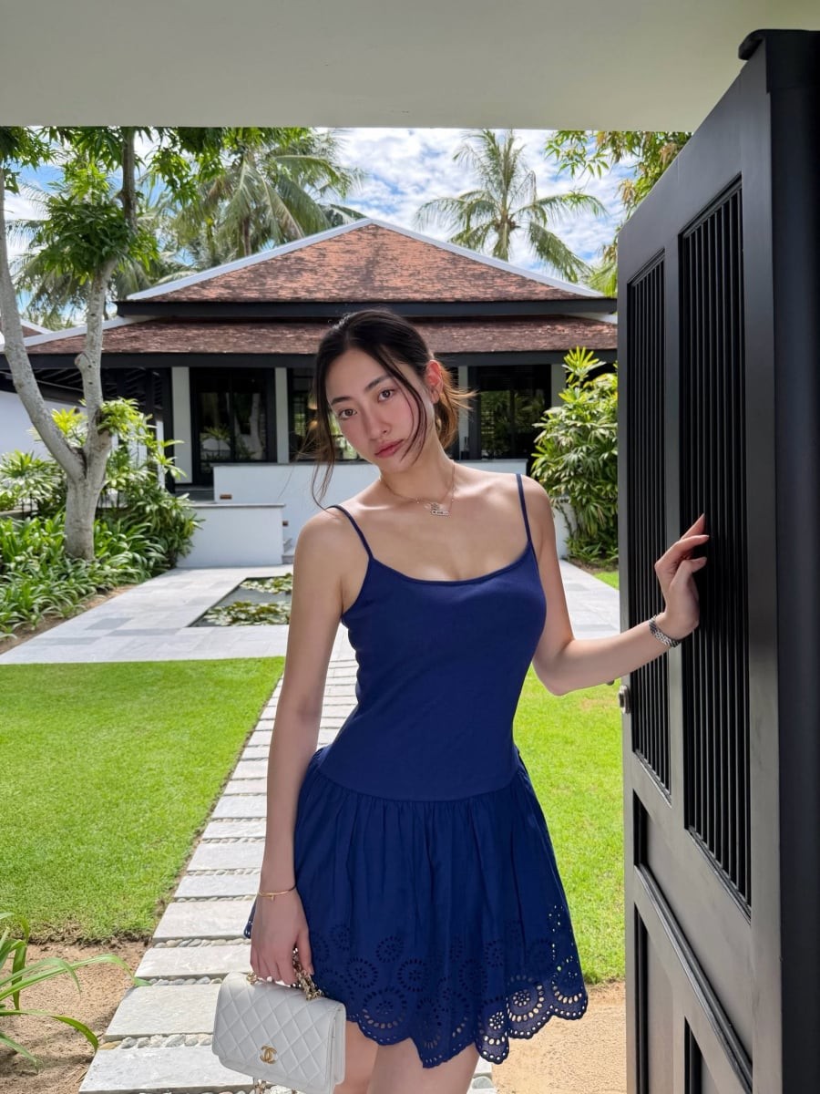 Thiết kế có phom dáng đơn giản nhưng vẫn tạo hiệu ứng tôn dáng nhờ phần thân trên ôm nhẹ và chân váy xòe vừa phải.