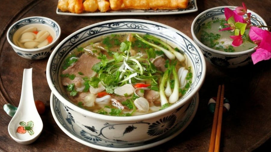 Phần nước dùng phở có thể chứa lượng muối lớn để tạo hương vị đậm đà nhưng cũng tiềm ẩn nguy cơ gây ra các tác dụng không tốt cho sức khỏe nếu tiêu thụ quá nhiều.