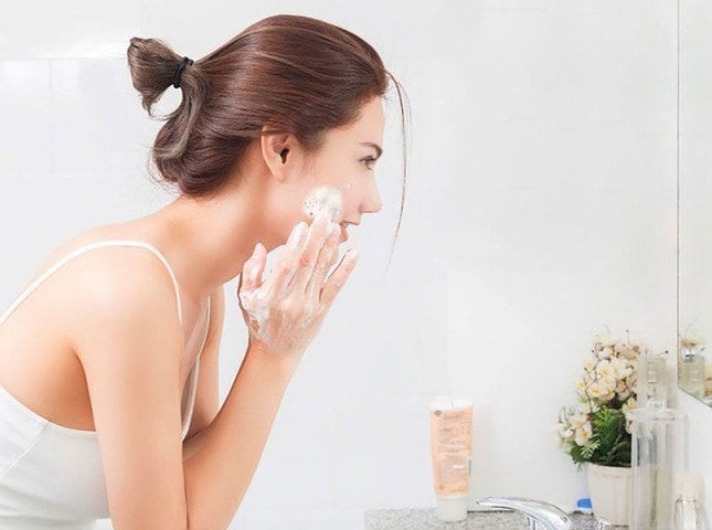 Việc lựa chọn nước nóng, nước lạnh hay nước ấm cần dựa trên loại da, thời điểm trong ngày và mục đích chăm sóc da để đạt hiệu quả tối ưu mà không gây tổn thương bề mặt da.
