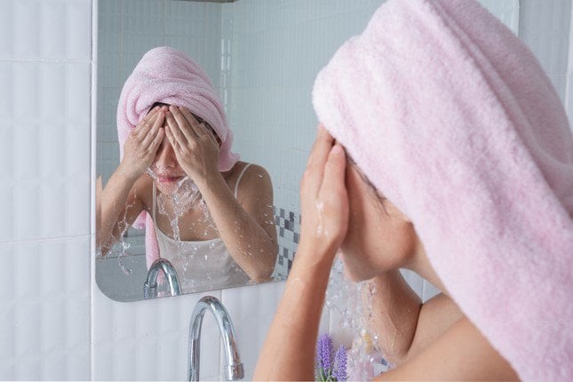 Với da dầu, nước ấm ở mức khoảng 35 độ C được xem là phù hợp nhất vì vừa giúp làm sạch bã nhờn trong lỗ chân lông vừa hạn chế nguy cơ gây kích ứng.