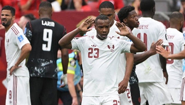 Số 23 Qatar, bị FIFA cấm thi đấu 5 trận vì hành vi phạm lỗi thô bạo.