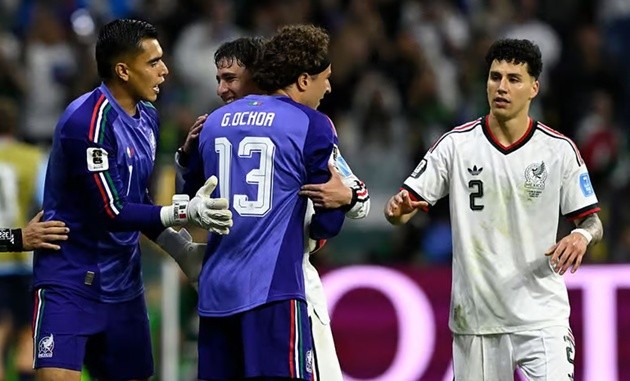 Khoảnh khắc huyền thoại xuất hiện trong trận. Guillermo Ochoa vào sân thay thế Raul Rangel để ra sân tại World Cup 2026 ở tuổi 40.