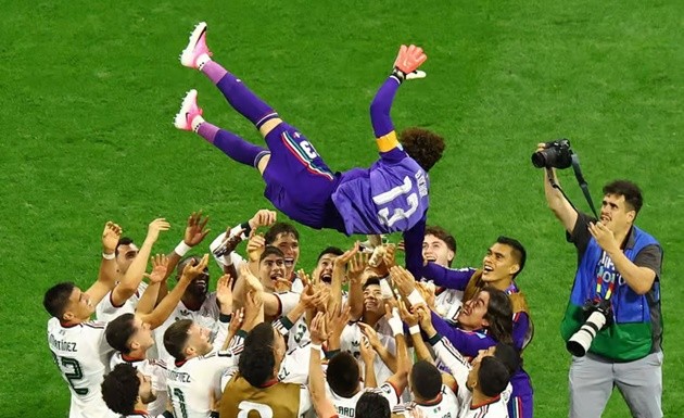 Ochoa được các đồng đội ra sân sau trận đấu, khi có  lần ra sân thứ 153 cho đội tuyển quốc gia, đánh dấu kỳ World Cup thứ 6 trong sự nghiệp