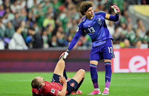 Ochoa là người đầu tiên tiếp cận Soucek sau khi tiền vệ CH Séc tiếp đất không đúng tư thế.