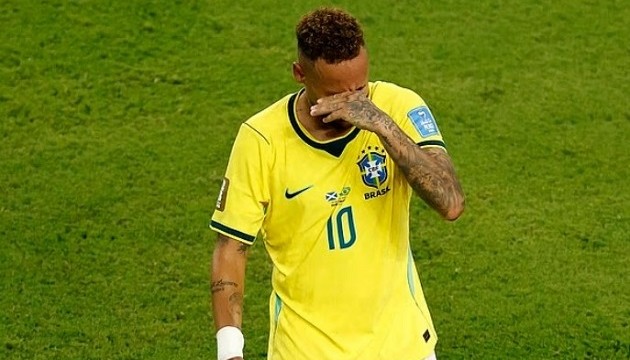 Neymar xúc động khi được ra sân tại World Cuop 206.