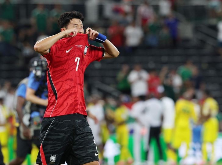 Son Heung-min thất vọng sau trận thua Nam Phi.
