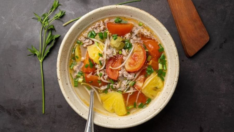 Canh chua thịt băm là món canh dễ chế biến, hương vị thơm ngon, có thể sử dụng với cơm trắng hay dùng với bún đều được.