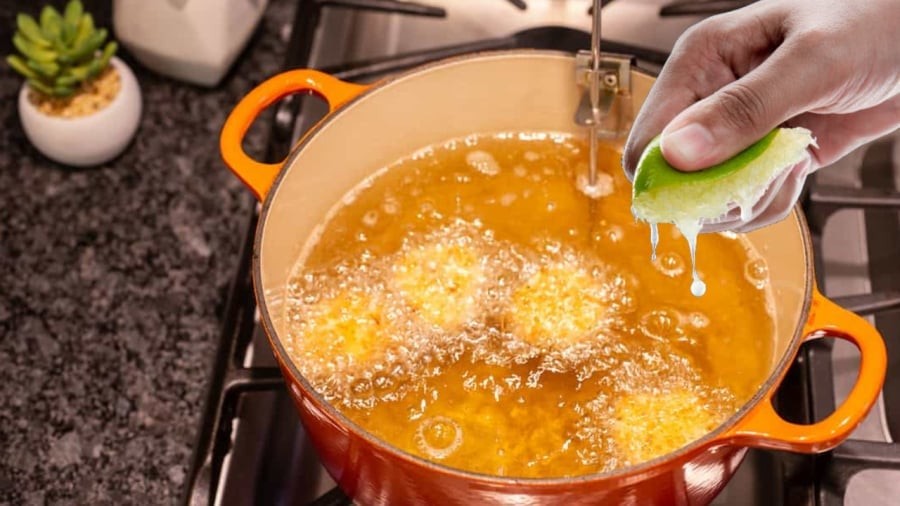 Vắt chút nước cốt chanh vào chảo trước khi rán cá