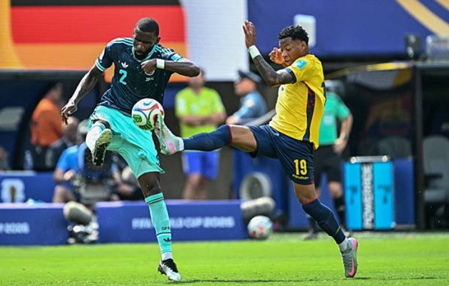 Antonio Rudiger (6/10): Trung vệ này vẫn có những pha can thiệp ở những giây cuối cùng đúng thương hiệu. Tuy nhiên, khả năng phân phối bóng của anh trận này hơi thiếu chính xác. Việc phải nghỉ thi đấu nhiều tại Real Madrid mùa giải trước dường như đã ảnh hưởng đến cảm giác bóng của anh.