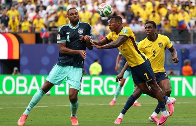 Jonathan Tah (6/10): Một màn trình diễn ở mức trung bình. Tah đã thực hiện một vài pha cản phá then chốt trong hiệp hai, dù vậy anh vẫn chưa thực sự tìm được sợi dây liên lạc tốt nhất với thủ thành Neuer.