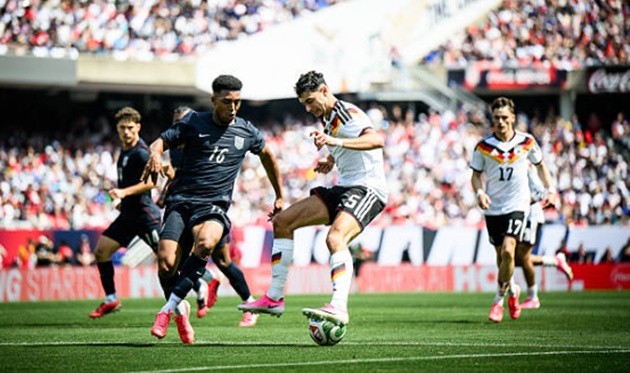 Alex Pavlovic (5/10): Pavlovic khá may mắn khi trọng tài không thổi phạt tình huống va chạm của anh trước khi Đức có bàn mở tỷ số. Ngoài tình huống đó, cầu thủ trẻ này thi đấu khá mờ nhạt và bị thay ra ngay sau hiệp một.