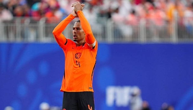 Van Dijk yêu cầu các đồng đội tập trung chống bóng bổng.
