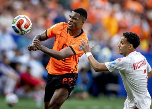 Denzel Dumfries (7.1): Trở thành mũi nhọn nguy hiểm bên cánh phải với những pha leo biên đầy tốc độ. Anh đóng vai trò trung tâm trong cả hai bàn mở tỷ số của đội nhà nhờ các quả tạt mang tính sát thương cao vào khu vực cấm địa. 
