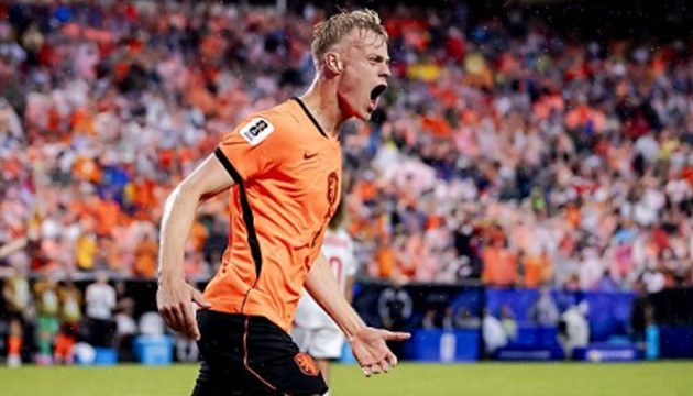 Jan Paul van Hecke (7.8): Cầu thủ thi đấu nổi bật nhất trên sân. Không chỉ ấn định chiến thắng bằng cú đánh đầu dũng mãnh, anh còn thể hiện nhãn quan chiến thuật tuyệt vời qua việc phân phối bóng chính xác từ tuyến dưới, giúp đội nhà duy trì nhịp độ.