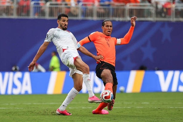 Virgil van Dijk (7.5): Một màn trình diễn mang đẳng cấp của một thủ lĩnh. Cung cấp đường kiến tạo nhạy bén cho Brobbey lập công và luôn đảm bảo sự an toàn tuyệt đối cho khu vực trung tâm hàng thủ nhờ khả năng tranh chấp vượt trội.