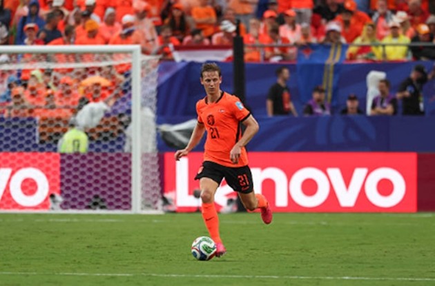 Frenkie de Jong (7.0): Điểm tựa vững chắc nơi tuyến giữa, giúp đội bóng luân chuyển bóng nhịp nhàng. Duy trì tỷ lệ chuyền bóng chính xác cao trước khi rời sân nghỉ ngơi ở nửa cuối hiệp hai.