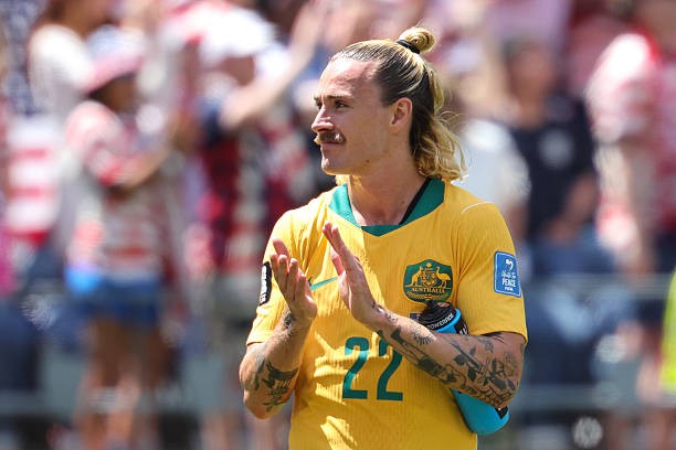 Jackson Irvine thi đấu năng nổ bên phía Australia.