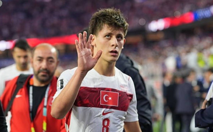 Arda Guler bước ra từ đường hầm sân Los Angeles Stadium với ánh mắt đầy sự tự tin. Dù Thổ Nhĩ Kỳ đã chắc chắn bị loại, nhưng đối với ngôi sao 21 tuổi, mỗi phút giây trên sân cỏ World Cup đều là cơ hội để anh khẳng định giá trị của một thiên tài bóng đá thế giới.