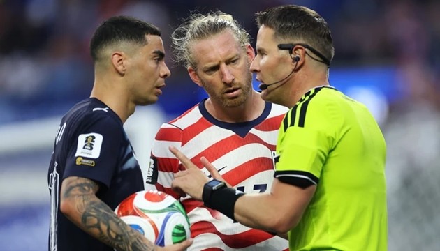 VAR tại World Cup 2026 dù vẫn có tranh cãi, nhưng cách điều hành và diễn ra gãy gọn.
