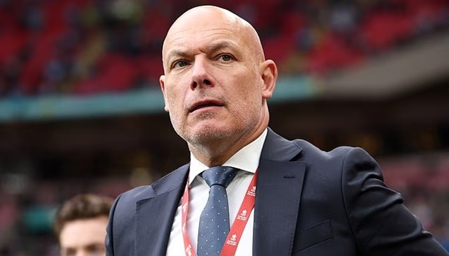 Howard Webb sẽ phải cân nhắc kỹ lưỡng việc tổ chức lại VAR tại Ngoại hạng Anh.