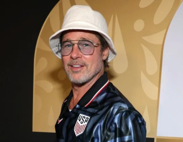 Brad Pitt gây chú ý khi đến sân theo dõi trận đấu giữa tuyển Thổ Nhĩ Kỳ và Mỹ. Nam diễn viên tuy đã 62 tuổi nhưng vẫn giữ vẻ ngoài phong độ.