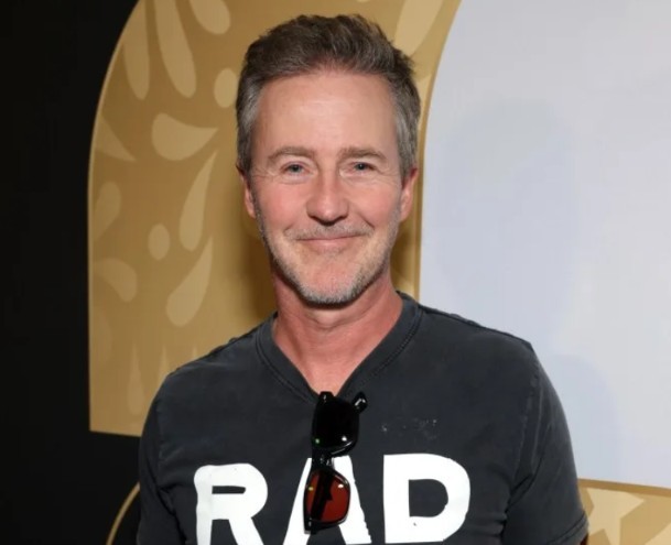 Một gương mặt khác cũng xuất hiện là tài tử Edward Norton, người từng thủ vai 