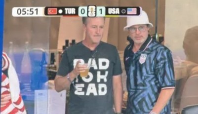 Màn hình TV trên sân vận động ghi lại khoảnh khắc Edward Norton song hành cùng Brad Pitt, bộ đôi từng đóng chính trong bộ phim kinh điển, Fight Club.