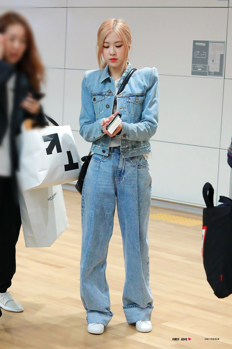 Sự kết hợp giữa quần jeans ống rộng và áo khoác denim mang đến phong cách đậm chất đường phố.