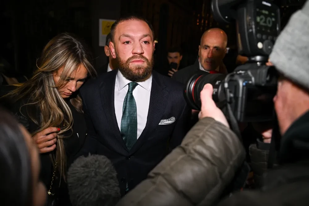 Conor McGregor rời tòa án tại Dublin