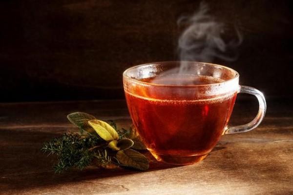 Việc ăn tôm mà uống trà ngay lập tức sẽ khiến bụng dạ đầy hơi, chướng bụng… 