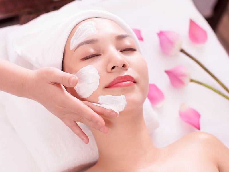 Ở giai đoạn này, mục tiêu chính không phải xóa nếp nhăn mà là duy trì hàng rào bảo vệ da khỏe mạnh và hạn chế những tác nhân thúc đẩy lão hóa sớm.

