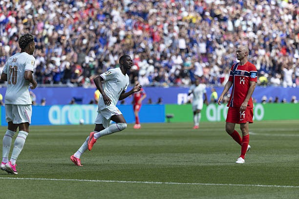 Dembele bùng nổ với hat-trick.