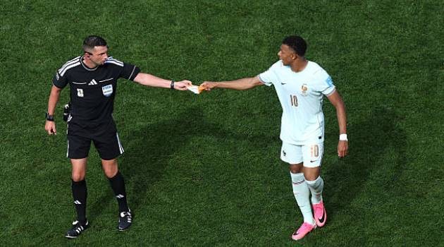Mbappe trao băng thủ quân cho trọng tài sau khi rời sân.