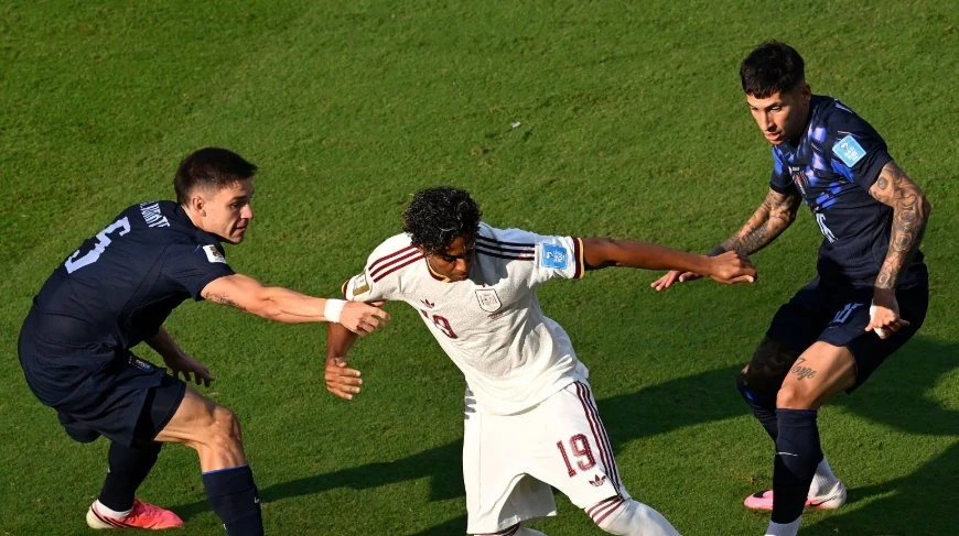 Yamal đi bóng giữa các cầu thủ Uruguay.