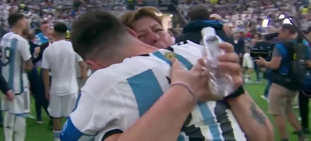 Khoảnh khắc Messi ôm chầm cô đầu bếp mừng chức vô địch. Ảnh: beIN Sports. 