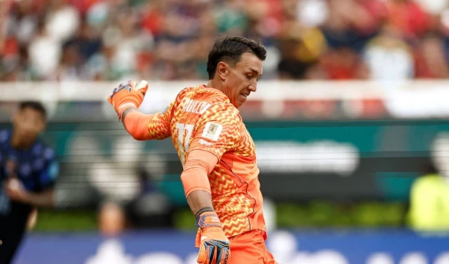 Fernando Muslera mắc sai lầm tai hại. Ảnh: Getty Images.