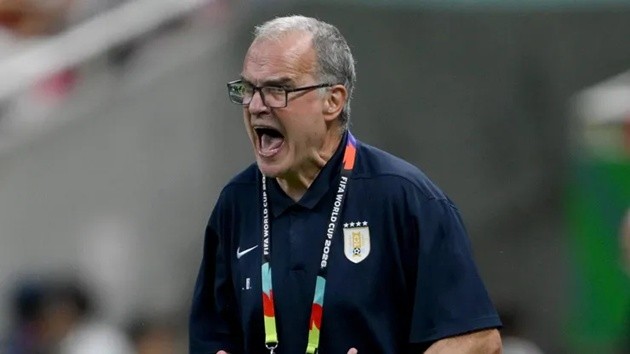 Bielsa giải thích cho các quyết định thay người. (Ảnh: Getty Images)
