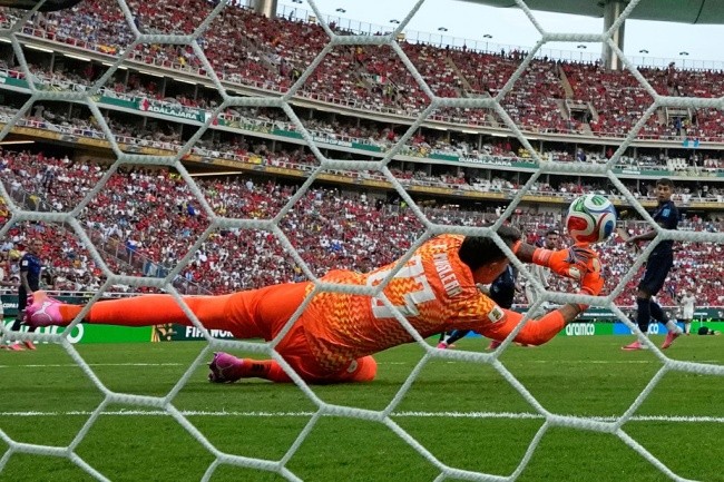 Thủ thành Uruguay mắc sai lầm. Ảnh: Sky Sports.