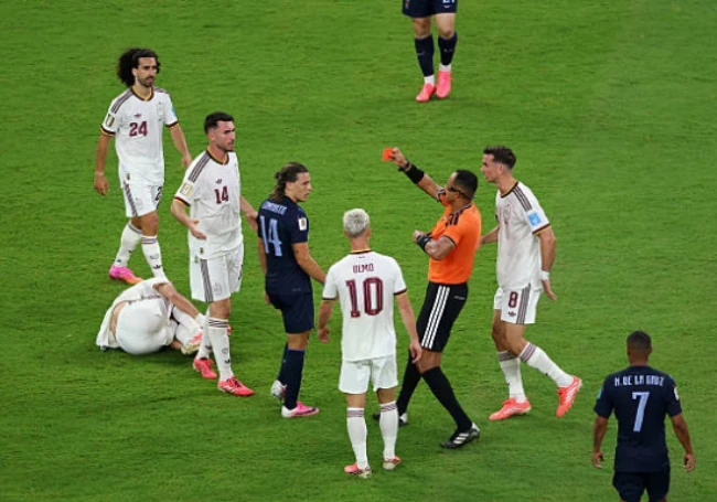 Uruguay chỉ còn 10 cầu thủ trên sân ở quãng thời gian bù giờ hiệp 2. Ở World Cup 2026, Agustin Canobbio đóng góp 1 bàn thắng cho Uruguay. Đáng tiếc, ngôi sao 27 tuổi chia tay giải đấu với hình ảnh bạo lực.