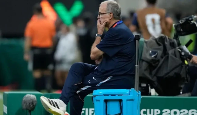 Cái kết thất vọng cho thầy trò Bielsa khi Uruguay dừng bước ngay từ vòng bảng. Tương lai của HLV Bielsa trở thành dấu hỏi lớn lúc này.