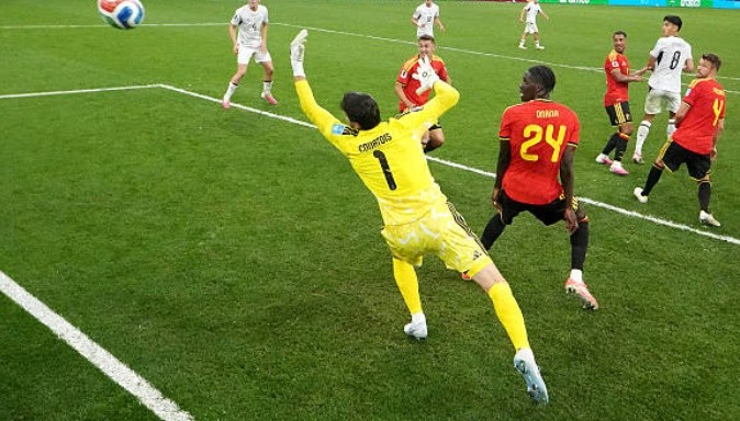 Thủ môn: Thibaut Courtois – 7.3/10 Ít khi phải đối mặt với những tình huống nguy hiểm thực sự từ đối phương, nhưng thủ thành đang đầu quân cho Real Madrid vẫn duy trì sự tập trung cao độ. Anh ra vào hợp lý và chỉ huy tốt hàng phòng ngự trong những pha bóng cố định.