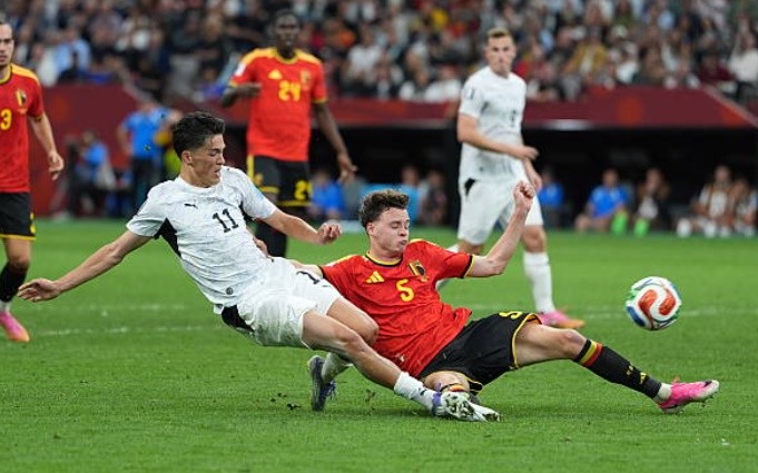 Hậu vệ trái: Maxim De Cuyper – 7.1/10 Một nguồn năng lượng dồi dào bên hành lang cánh trái với nhiều pha leo biên ấn tượng. Anh sở hữu tỷ lệ thu hồi bóng rất cao, giúp đội nhà nhanh chóng chuyển đổi trạng thái từ phòng ngự sang tấn công một cách hiệu quả.