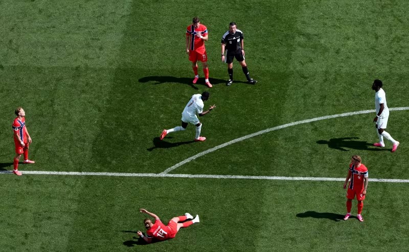 Ousmane Dembele đã ghi hat-trick sớm thứ hai trong lịch sử World Cup chỉ sau 32 phút.