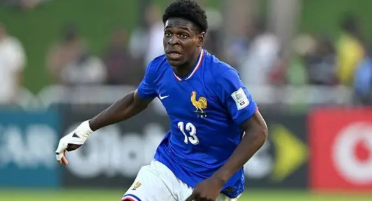 Bournemouth cạnh tranh chữ ký của Emmanuel Mbemba với Arsenal.