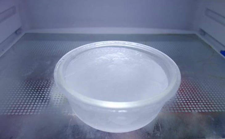 Đặt bát nước vào tủ lạnh 
